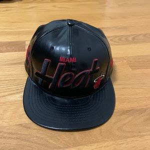 Very nice and modern Miami heat SnapBack hat.